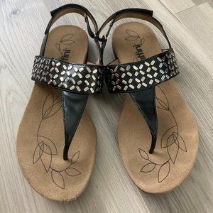 UMBERTO RAFFINNI Black Leather Thongs Sandals